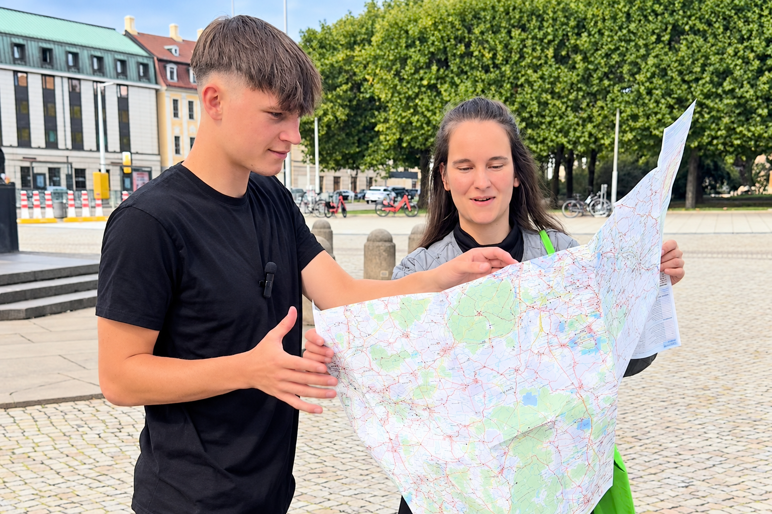Konrad und Lili schauen sich in Dresden-Neustadt eine Karte an.