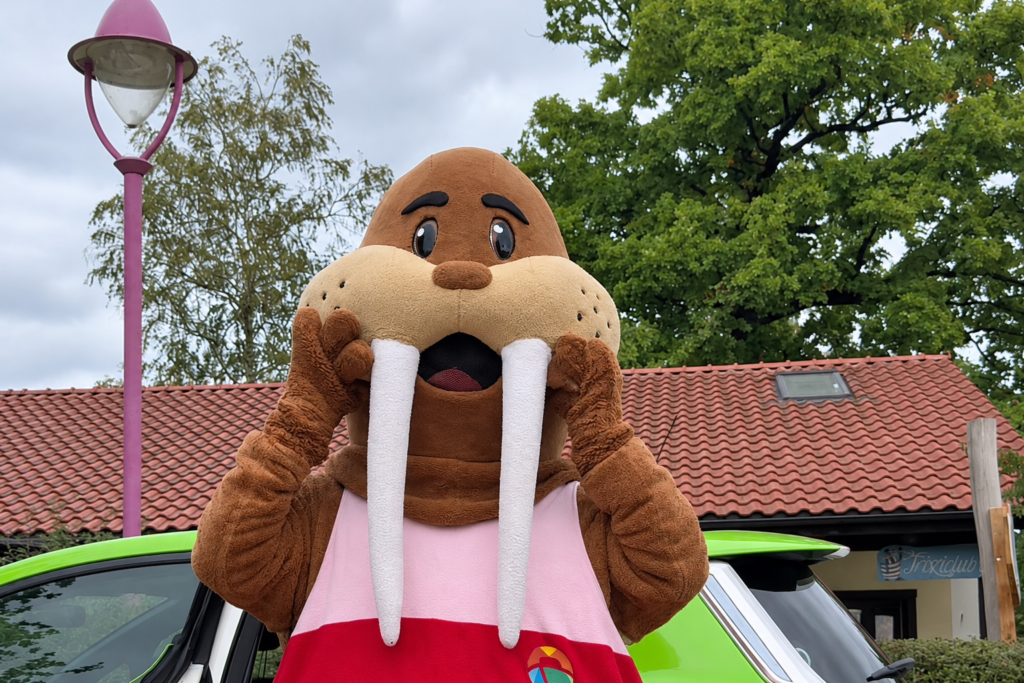 Das Maskottchen des Trixi-Ferienparks zeigt sich überrascht.
